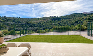 Apartamentos de obra nueva con diseño vanguardista en venta, primera línea de golf en Casares, Costa del Sol 799006 