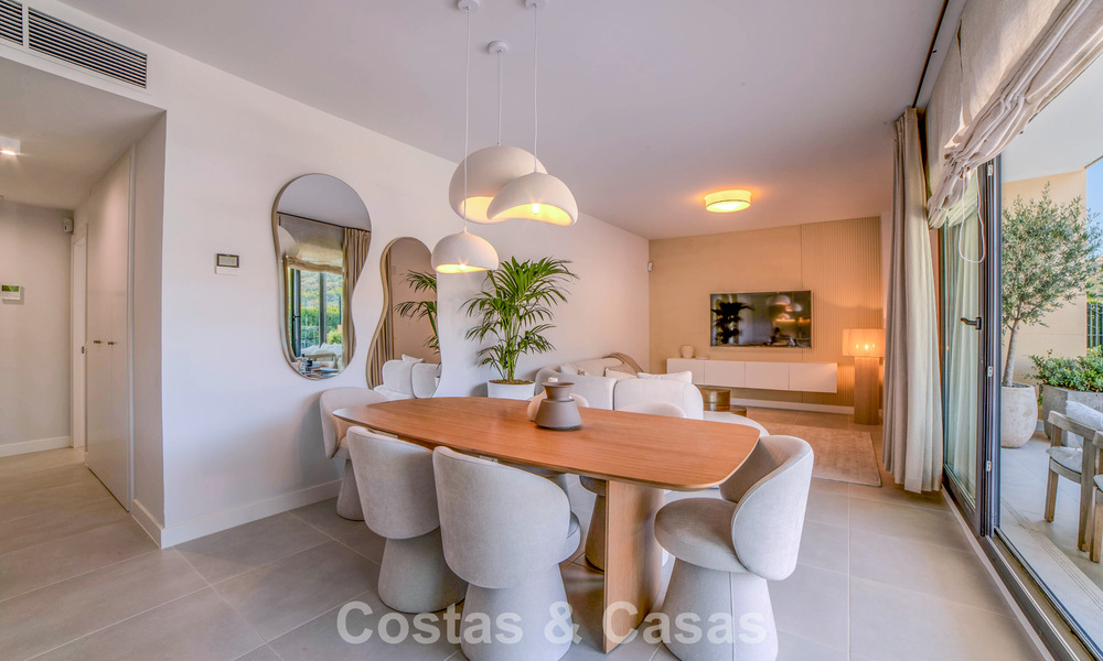 Apartamentos de obra nueva con diseño vanguardista en venta, primera línea de golf en Casares, Costa del Sol 799007