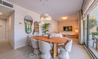 Apartamentos de obra nueva con diseño vanguardista en venta, primera línea de golf en Casares, Costa del Sol 799007 