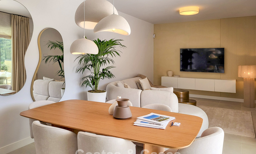 Apartamentos de obra nueva con diseño vanguardista en venta, primera línea de golf en Casares, Costa del Sol 799008