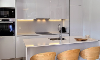 Apartamentos de obra nueva con diseño vanguardista en venta, primera línea de golf en Casares, Costa del Sol 799010 
