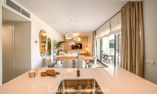 Apartamentos de obra nueva con diseño vanguardista en venta, primera línea de golf en Casares, Costa del Sol 799011 