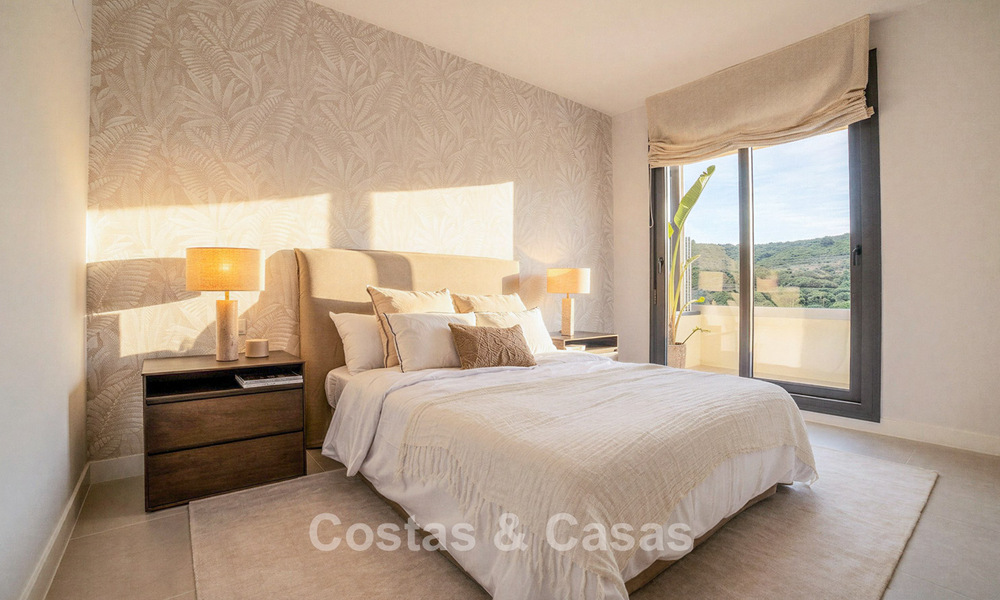 Apartamentos de obra nueva con diseño vanguardista en venta, primera línea de golf en Casares, Costa del Sol 799014
