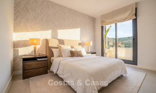 Apartamentos de obra nueva con diseño vanguardista en venta, primera línea de golf en Casares, Costa del Sol 799014 