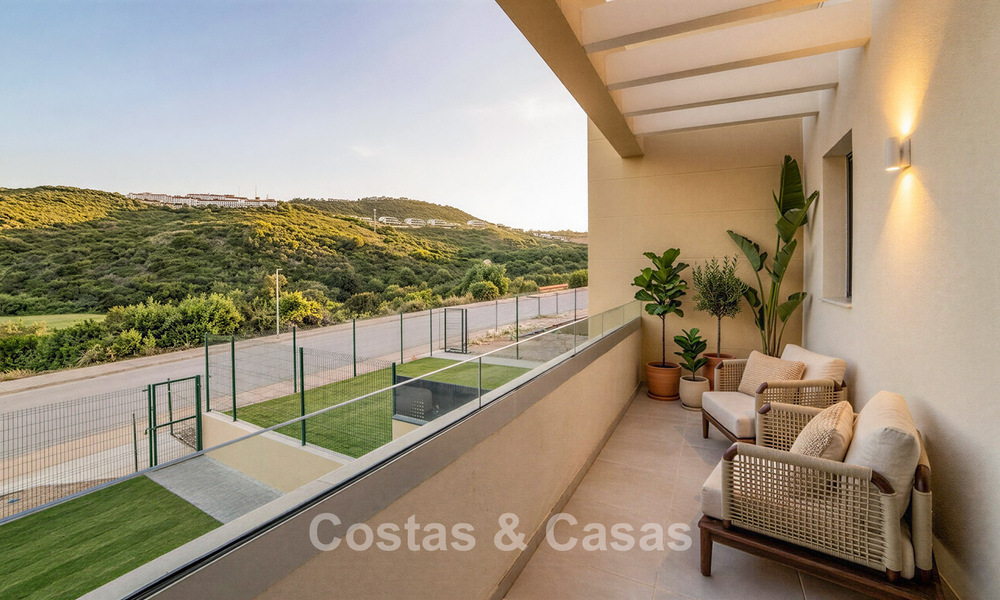 Apartamentos de obra nueva con diseño vanguardista en venta, primera línea de golf en Casares, Costa del Sol 799015