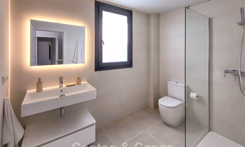 Apartamentos de obra nueva con diseño vanguardista en venta, primera línea de golf en Casares, Costa del Sol 799016