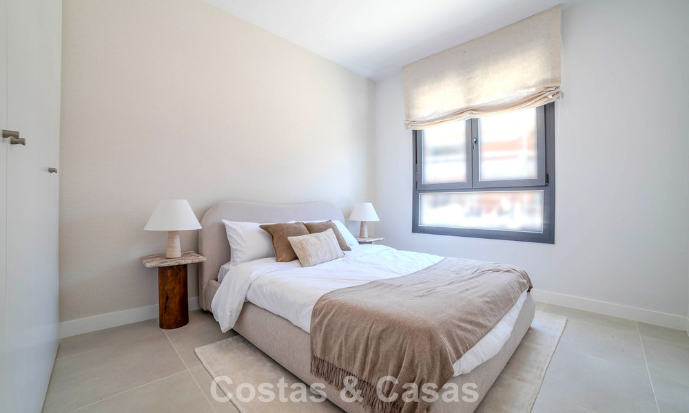 Apartamentos de obra nueva con diseño vanguardista en venta, primera línea de golf en Casares, Costa del Sol 799017