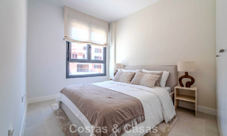 Apartamentos de obra nueva con diseño vanguardista en venta, primera línea de golf en Casares, Costa del Sol 799018 