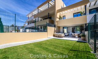 Apartamentos de obra nueva con diseño vanguardista en venta, primera línea de golf en Casares, Costa del Sol 799021 