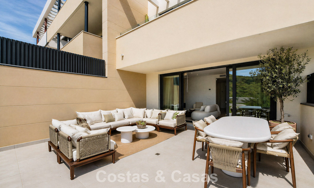 Apartamentos de obra nueva con diseño vanguardista en venta, primera línea de golf en Casares, Costa del Sol 799022