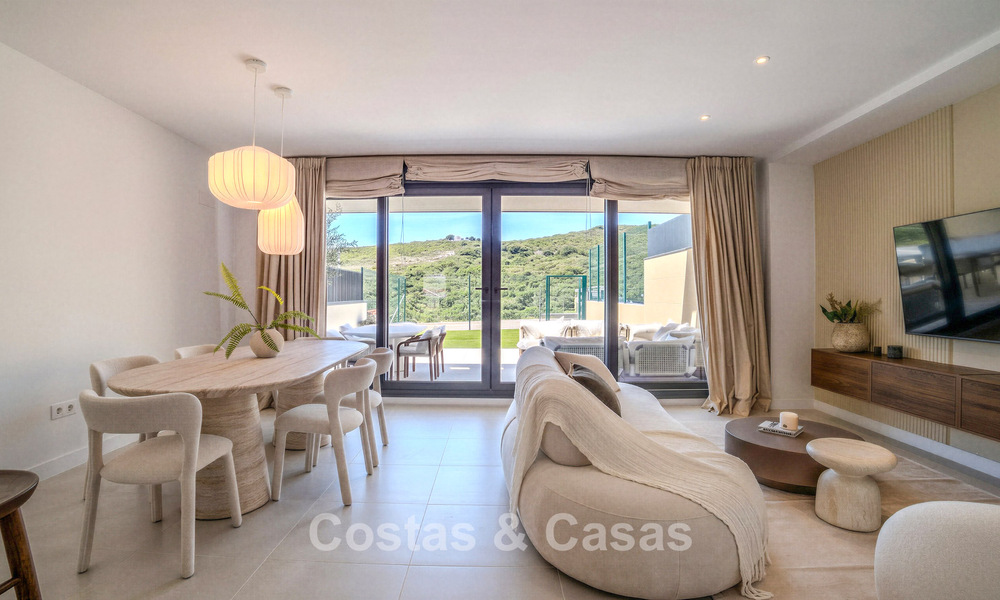 Apartamentos de obra nueva con diseño vanguardista en venta, primera línea de golf en Casares, Costa del Sol 799023