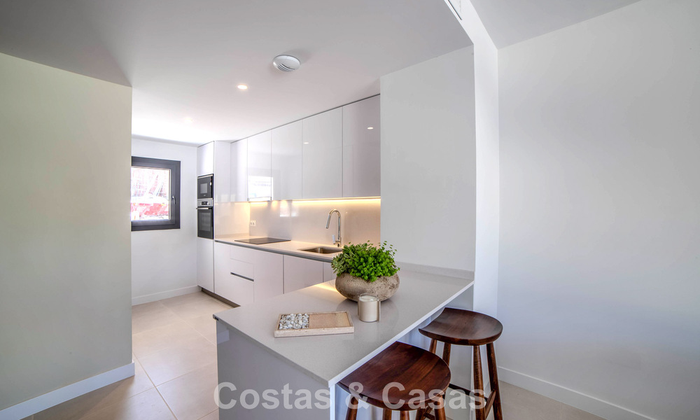 Apartamentos de obra nueva con diseño vanguardista en venta, primera línea de golf en Casares, Costa del Sol 799024