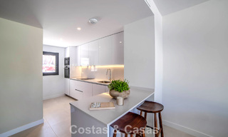 Apartamentos de obra nueva con diseño vanguardista en venta, primera línea de golf en Casares, Costa del Sol 799024 