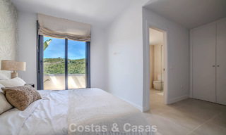 Apartamentos de obra nueva con diseño vanguardista en venta, primera línea de golf en Casares, Costa del Sol 799025 