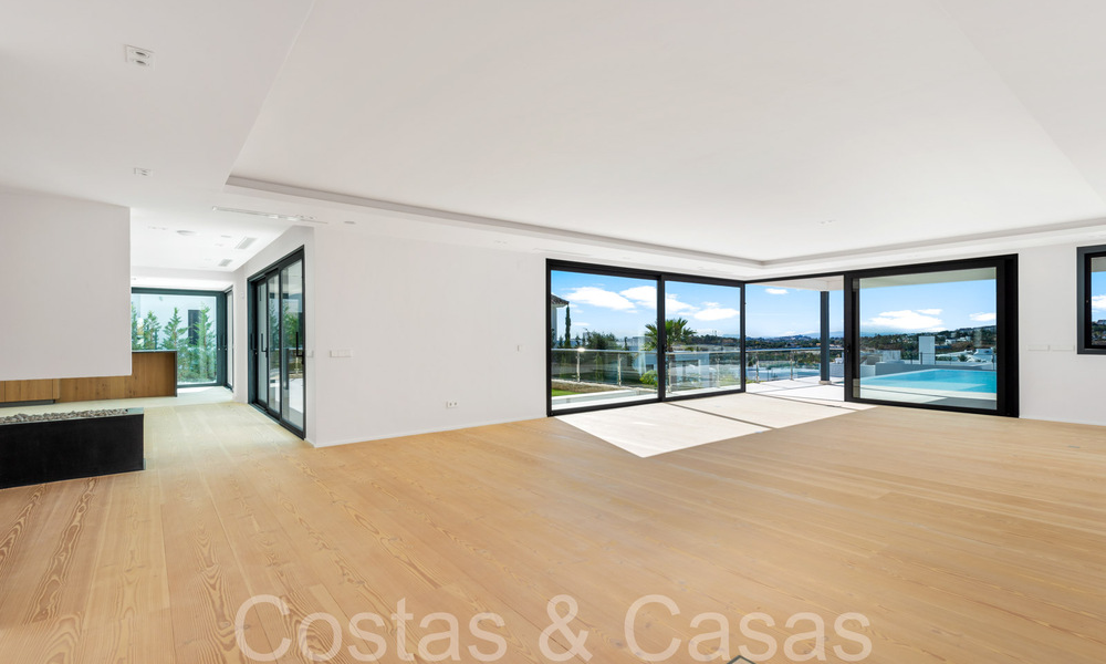 Nueva villa con estilo arquitectónico moderno en venta en el valle del golf de Nueva Andalucía, Marbella 65889