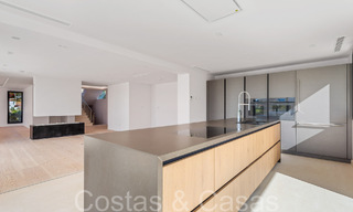 Nueva villa con estilo arquitectónico moderno en venta en el valle del golf de Nueva Andalucía, Marbella 65890 
