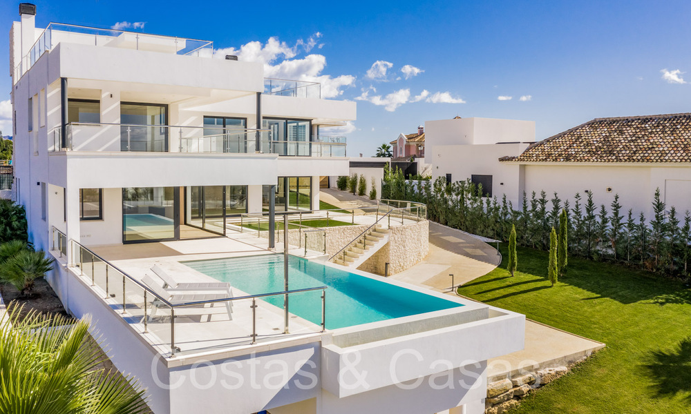 Nueva villa con estilo arquitectónico moderno en venta en el valle del golf de Nueva Andalucía, Marbella 65895