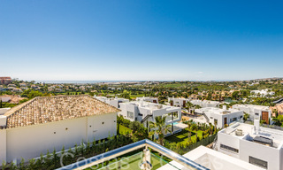 Nueva villa con estilo arquitectónico moderno en venta en el valle del golf de Nueva Andalucía, Marbella 65902 