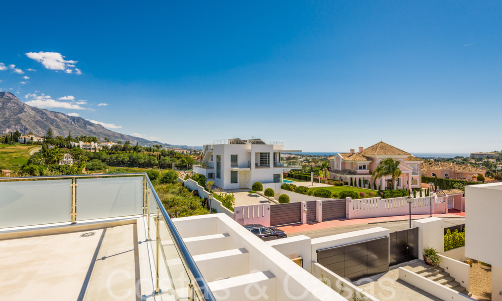 Nueva villa con estilo arquitectónico moderno en venta en el valle del golf de Nueva Andalucía, Marbella 65904