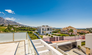 Nueva villa con estilo arquitectónico moderno en venta en el valle del golf de Nueva Andalucía, Marbella 65904 
