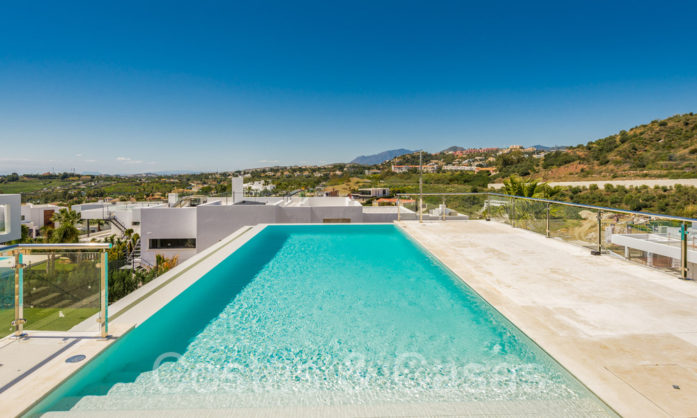 Nueva villa con estilo arquitectónico moderno en venta en el valle del golf de Nueva Andalucía, Marbella 65913