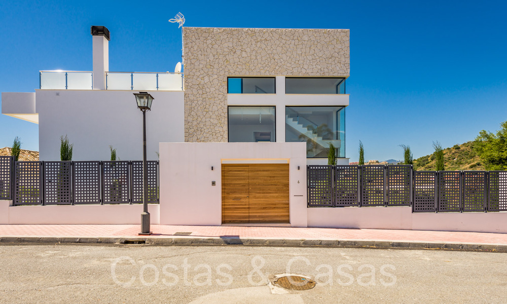 Nueva villa con estilo arquitectónico moderno en venta en el valle del golf de Nueva Andalucía, Marbella 65916