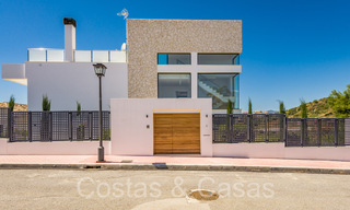 Nueva villa con estilo arquitectónico moderno en venta en el valle del golf de Nueva Andalucía, Marbella 65916 