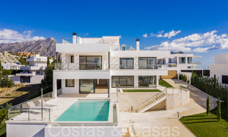 Nueva villa con estilo arquitectónico moderno en venta en el valle del golf de Nueva Andalucía, Marbella 65917 