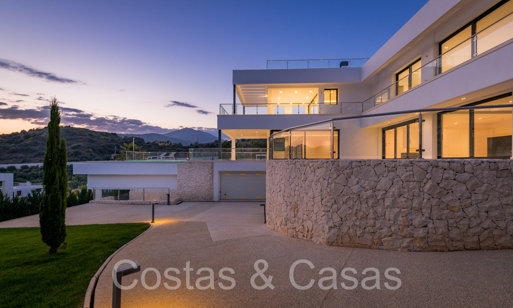 Nueva villa con estilo arquitectónico moderno en venta en el valle del golf de Nueva Andalucía, Marbella 65922