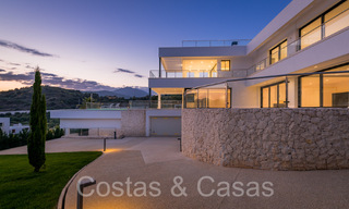Nueva villa con estilo arquitectónico moderno en venta en el valle del golf de Nueva Andalucía, Marbella 65922 