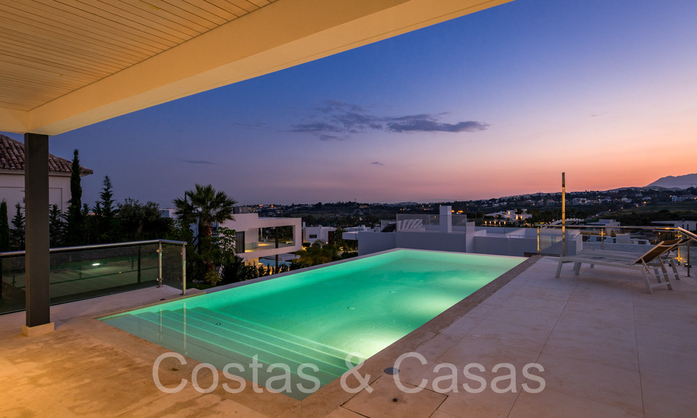 Nueva villa con estilo arquitectónico moderno en venta en el valle del golf de Nueva Andalucía, Marbella 65924