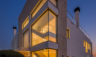 Nueva villa con estilo arquitectónico moderno en venta en el valle del golf de Nueva Andalucía, Marbella 65927 