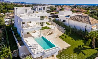 Nueva villa con estilo arquitectónico moderno en venta en el valle del golf de Nueva Andalucía, Marbella 65933 