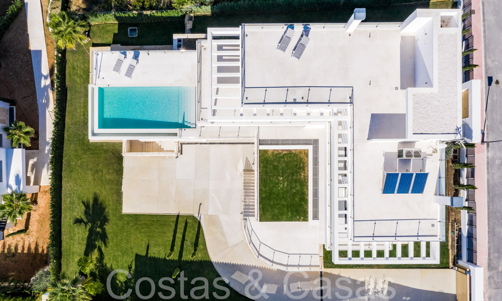 Nueva villa con estilo arquitectónico moderno en venta en el valle del golf de Nueva Andalucía, Marbella 65934