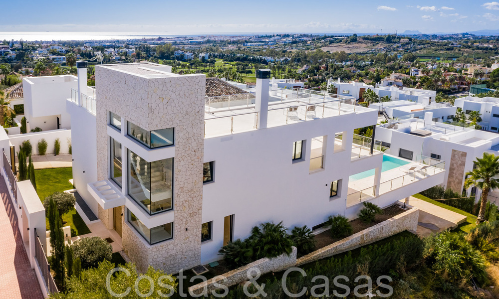 Nueva villa con estilo arquitectónico moderno en venta en el valle del golf de Nueva Andalucía, Marbella 65936