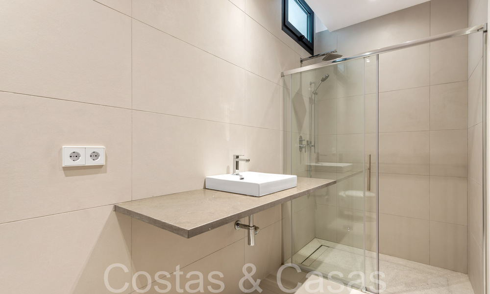 Nueva villa con estilo arquitectónico moderno en venta en el valle del golf de Nueva Andalucía, Marbella 65937