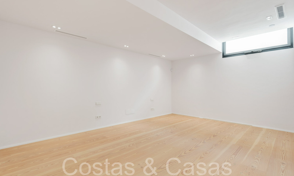 Nueva villa con estilo arquitectónico moderno en venta en el valle del golf de Nueva Andalucía, Marbella 65938