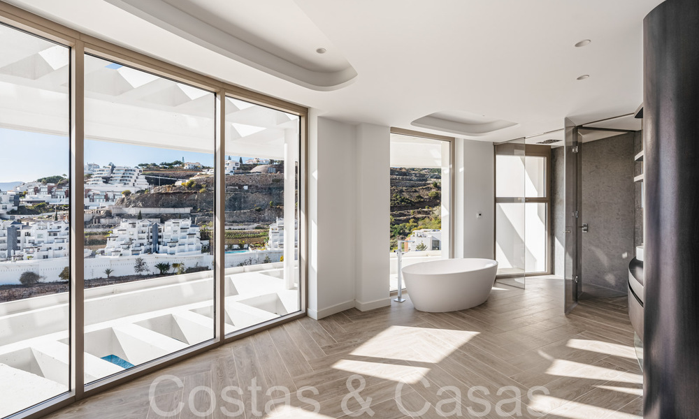Apartamento de primera clase con fenomenales vistas al mar en venta en Benahavis - Marbella 65874