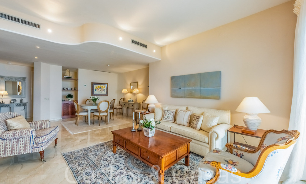 Amplio apartamento en venta en un complejo de playa cerrado con vistas despejadas al mar al este del centro de Marbella 66030