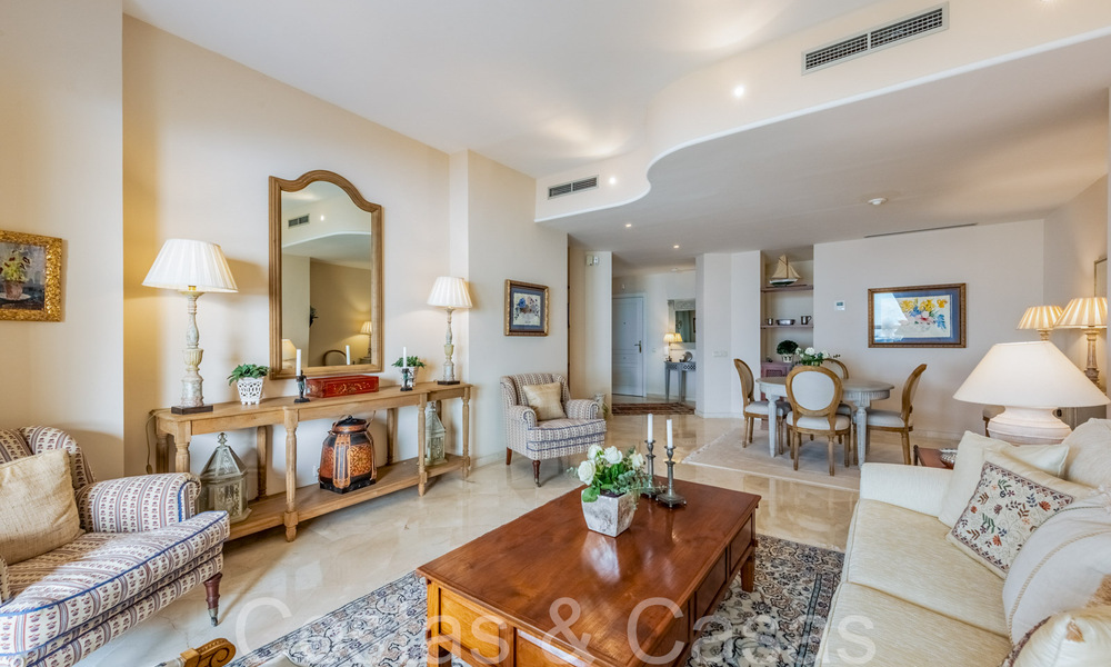 Amplio apartamento en venta en un complejo de playa cerrado con vistas despejadas al mar al este del centro de Marbella 66032