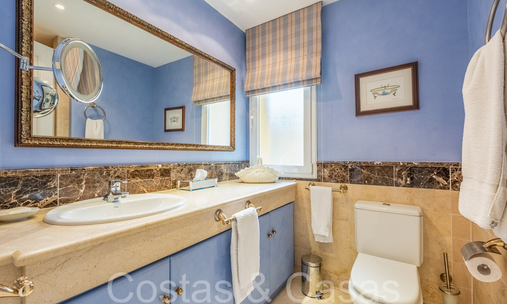 Amplio apartamento en venta en un complejo de playa cerrado con vistas despejadas al mar al este del centro de Marbella 66036