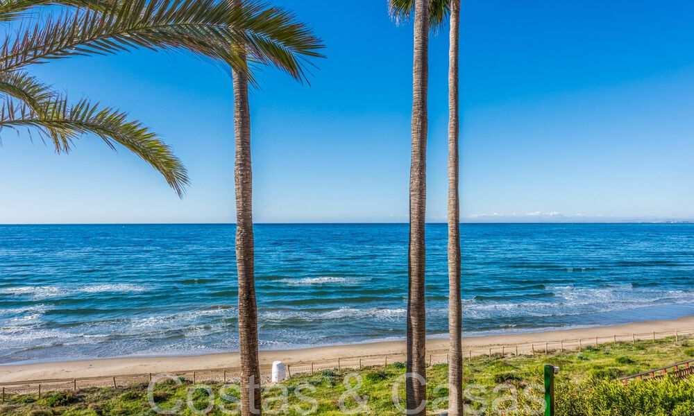 Amplio apartamento en venta en un complejo de playa cerrado con vistas despejadas al mar al este del centro de Marbella 66053