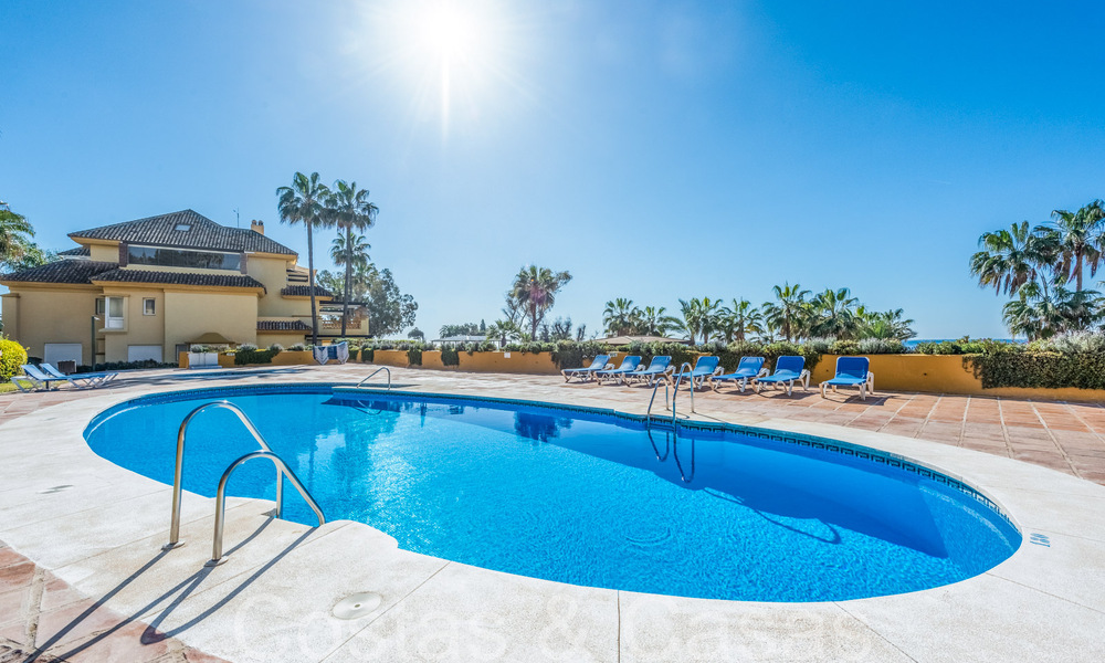Amplio apartamento en venta en un complejo de playa cerrado con vistas despejadas al mar al este del centro de Marbella 66059