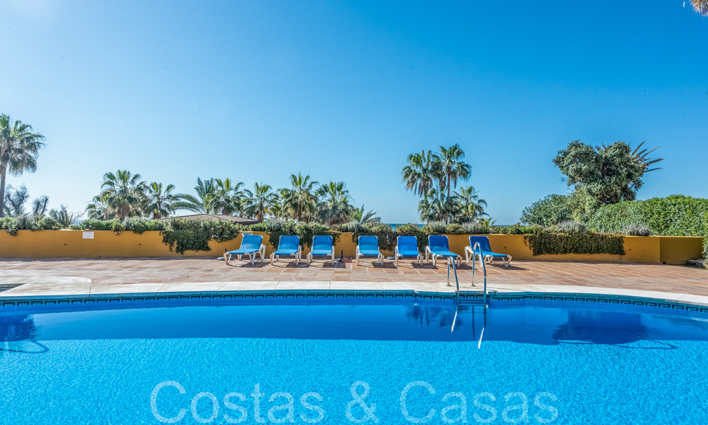 Amplio apartamento en venta en un complejo de playa cerrado con vistas despejadas al mar al este del centro de Marbella 66060
