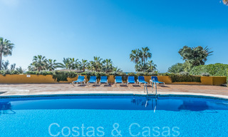 Amplio apartamento en venta en un complejo de playa cerrado con vistas despejadas al mar al este del centro de Marbella 66060 