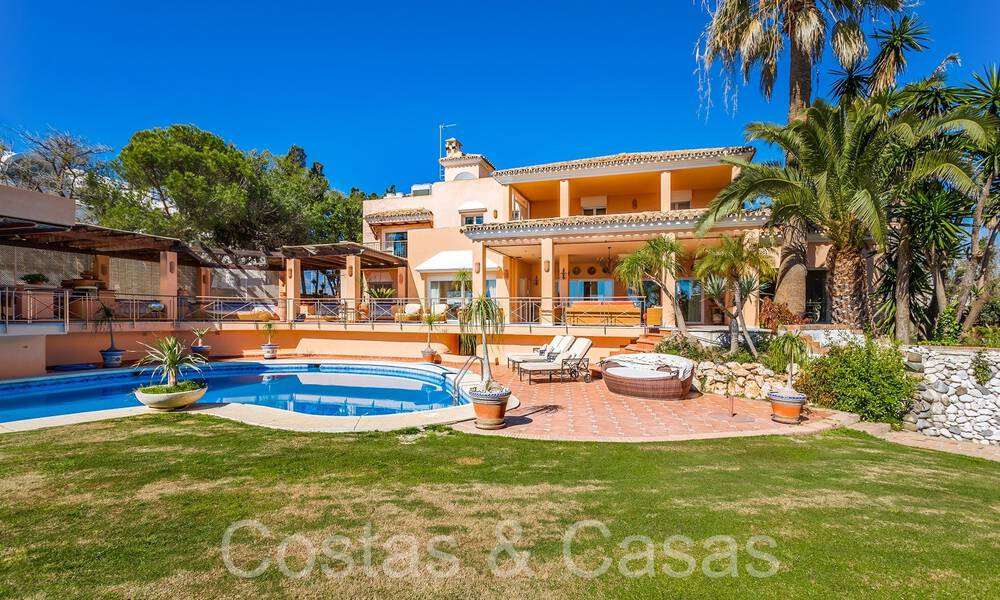 Villa andaluza en venta justo en la playa, en la Nueva Milla de Oro entre Marbella y Estepona 66246