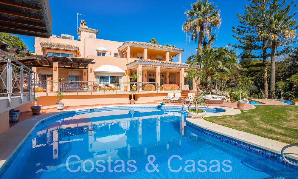 Villa andaluza en venta justo en la playa, en la Nueva Milla de Oro entre Marbella y Estepona 66247