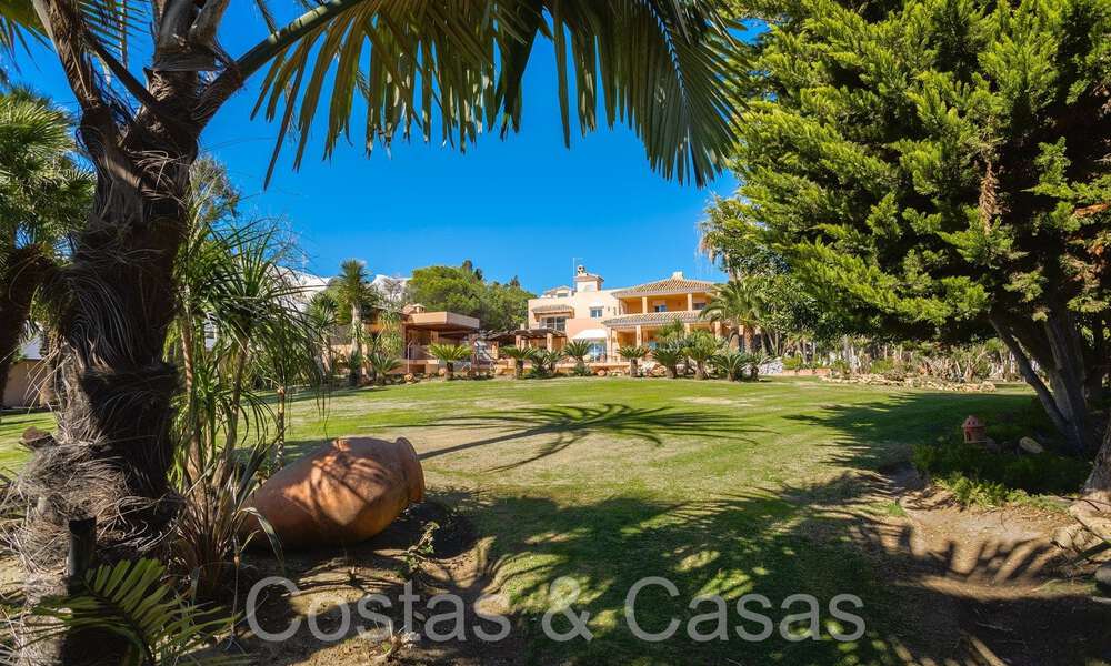 Villa andaluza en venta justo en la playa, en la Nueva Milla de Oro entre Marbella y Estepona 66248