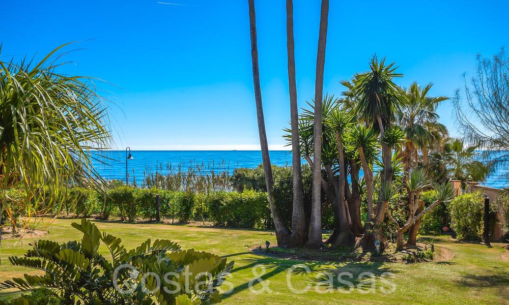 Villa andaluza en venta justo en la playa, en la Nueva Milla de Oro entre Marbella y Estepona 66249