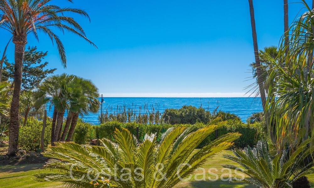 Villa andaluza en venta justo en la playa, en la Nueva Milla de Oro entre Marbella y Estepona 66250